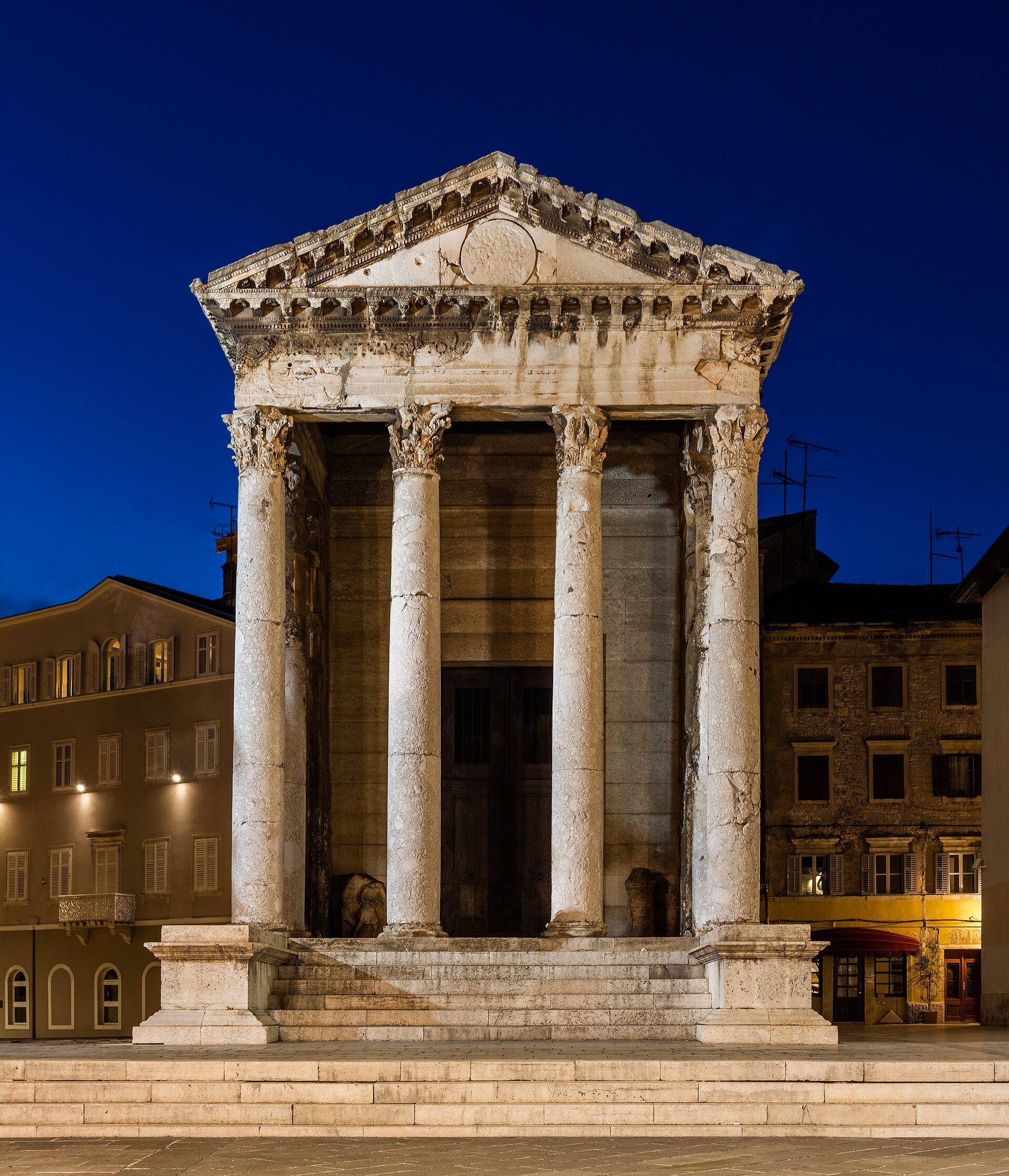 Templo_de_Augusto,_Pula,_Croacia,_2017-04-17,_DD_71-73_HDR Templo_de_Augusto,_Pula,_Croacia,_2017-04-17,_DD_71-73_HDR