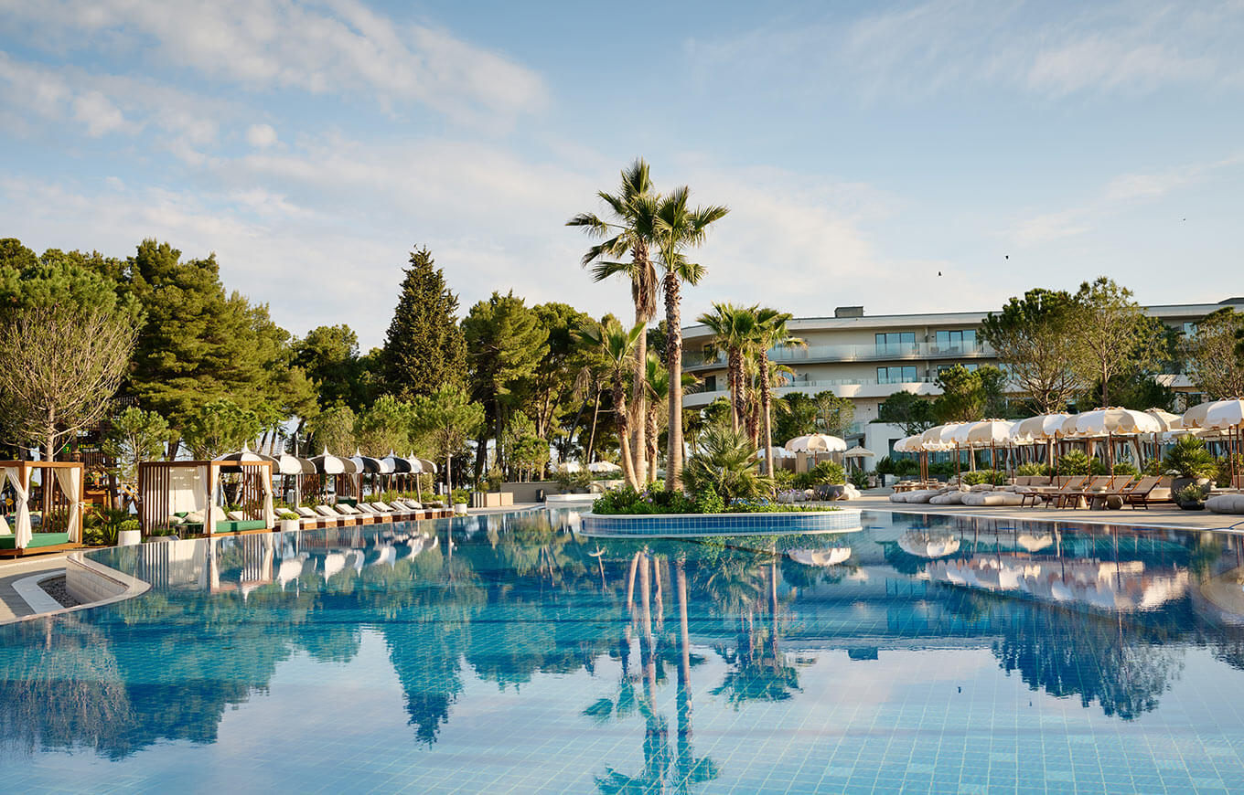 https://bayer-computers.com/wp-content/uploads/2026/08/pical-resort-outdoor-pool-side.jpg